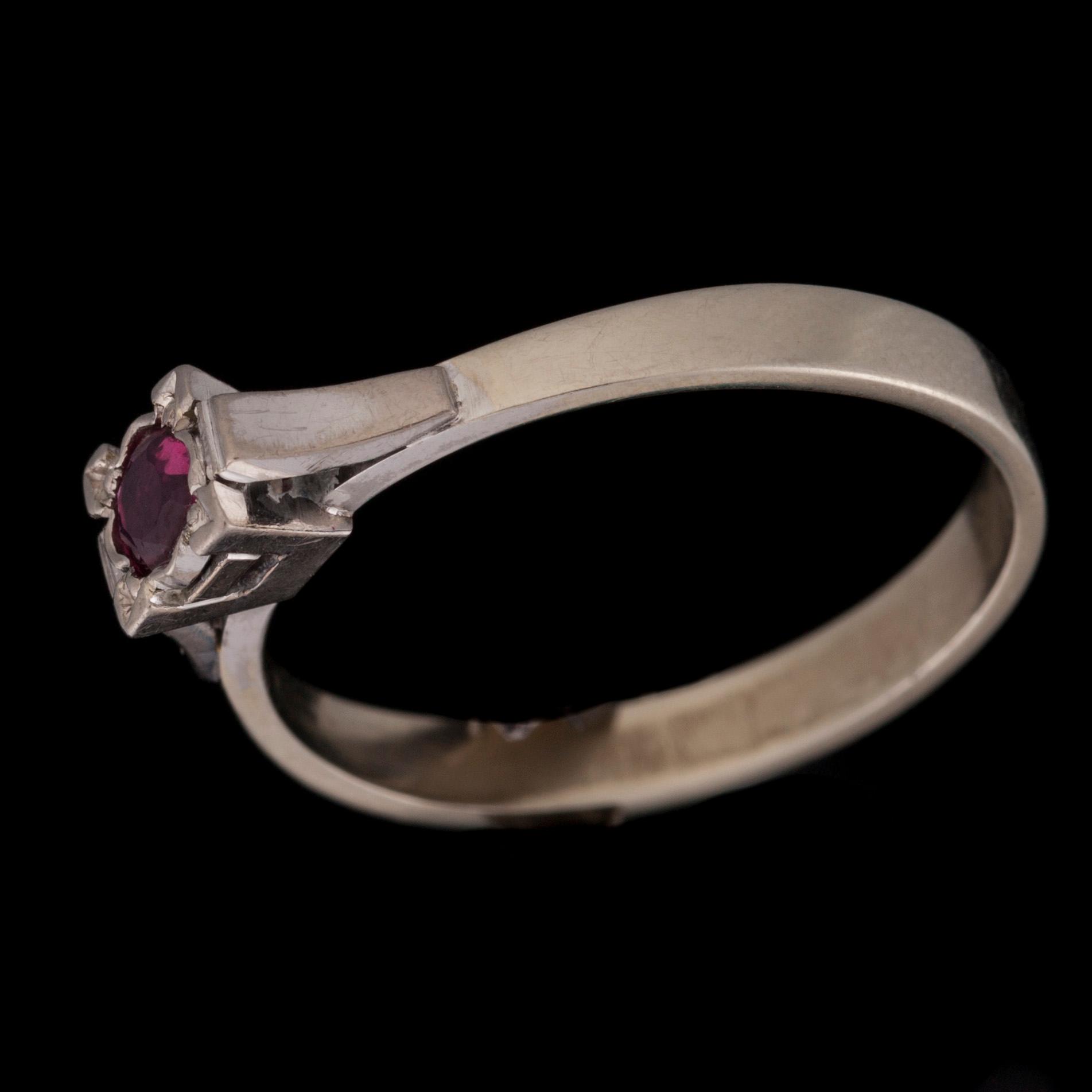 RING, 18K guld, rubin ca 0,30 ct, N. Westerback Helsingfors 1972. Vikt n. 3 g.