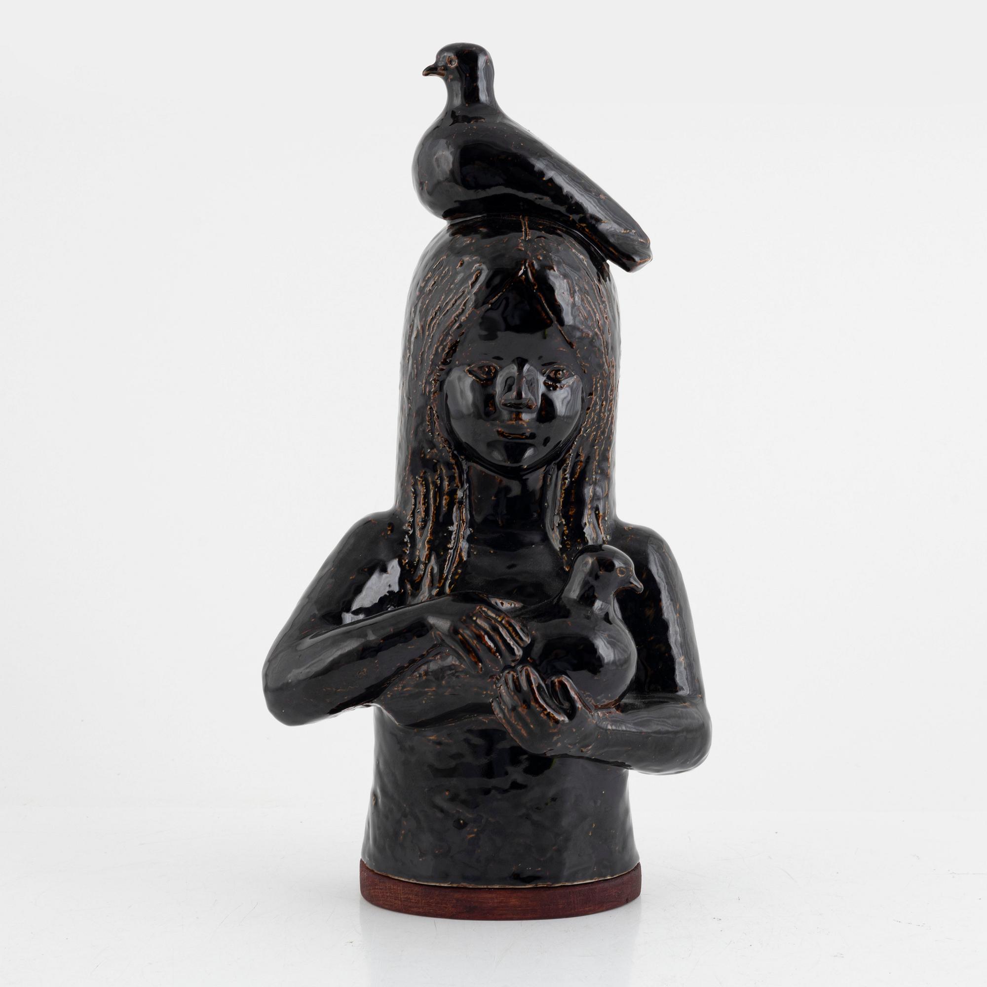 Lisa Larson, a unique sculpture, 'Flicka med fåglar', Gustavsberg, osignerad.