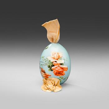 315. A RUSSIAN PORCELAIN EASTER EGG. РУССКОЕ ФАРФОРОВОЕ ПАСХАЛЬНОЕ ЯЙЦО.