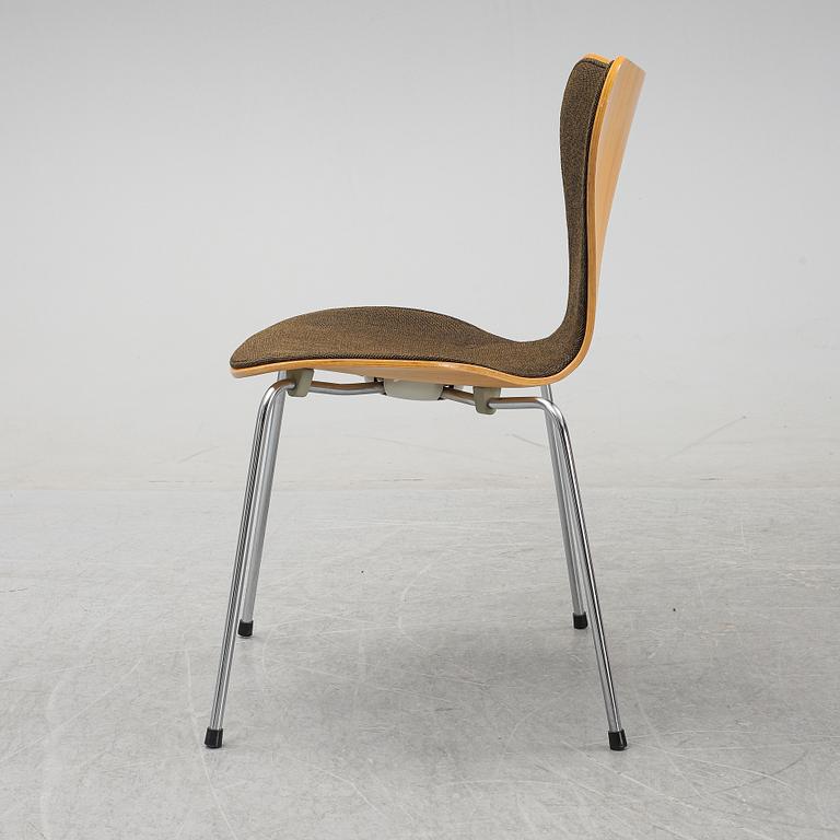 Arne Jacobsen, a set of eight 'Series 7' chairs from Fritz Hansen, Denmark, 1982.