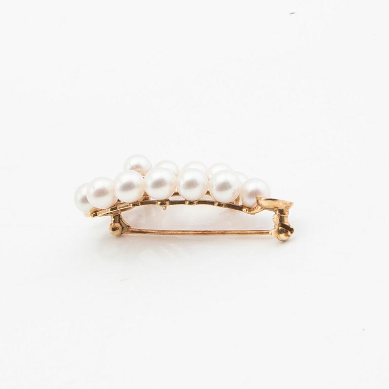 Brooch Mikimoto, 14K gold with cultured pearls.