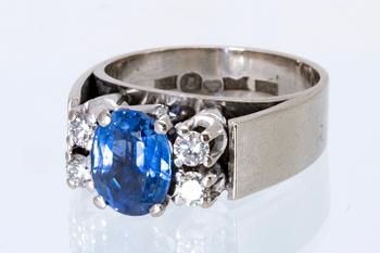 Ring 18K whitegold 1 sapphire approx 8 x 5 mm 4 brilliant-cut diamonds approx 0,30 ct, Atelier Ajour Stockholm 1980.