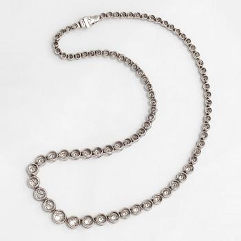 Collier, rivieré i 18K vitguld med runda briljantslipade diamanter.
