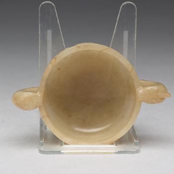 A nephrite wine cup, late Qing dynasty, circa 1900.