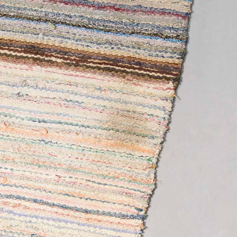 A 1930's Finnish rag rug. Circa 282 x 190 cm.