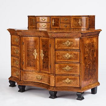 A Fredrik I late baroque burr alder-veneered commode, first part of the 18th century.