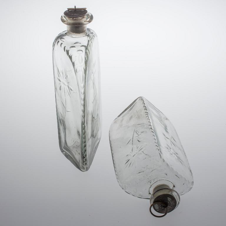 BRÄNNVINSFLASKOR, 5 st. Glas. 1800-tal.