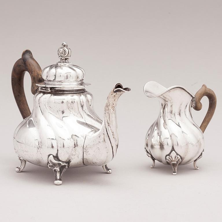 A silver teapot and milk jug with wooden handles, B. Schäfer, Dresden. Mahd. yhd 1222883.