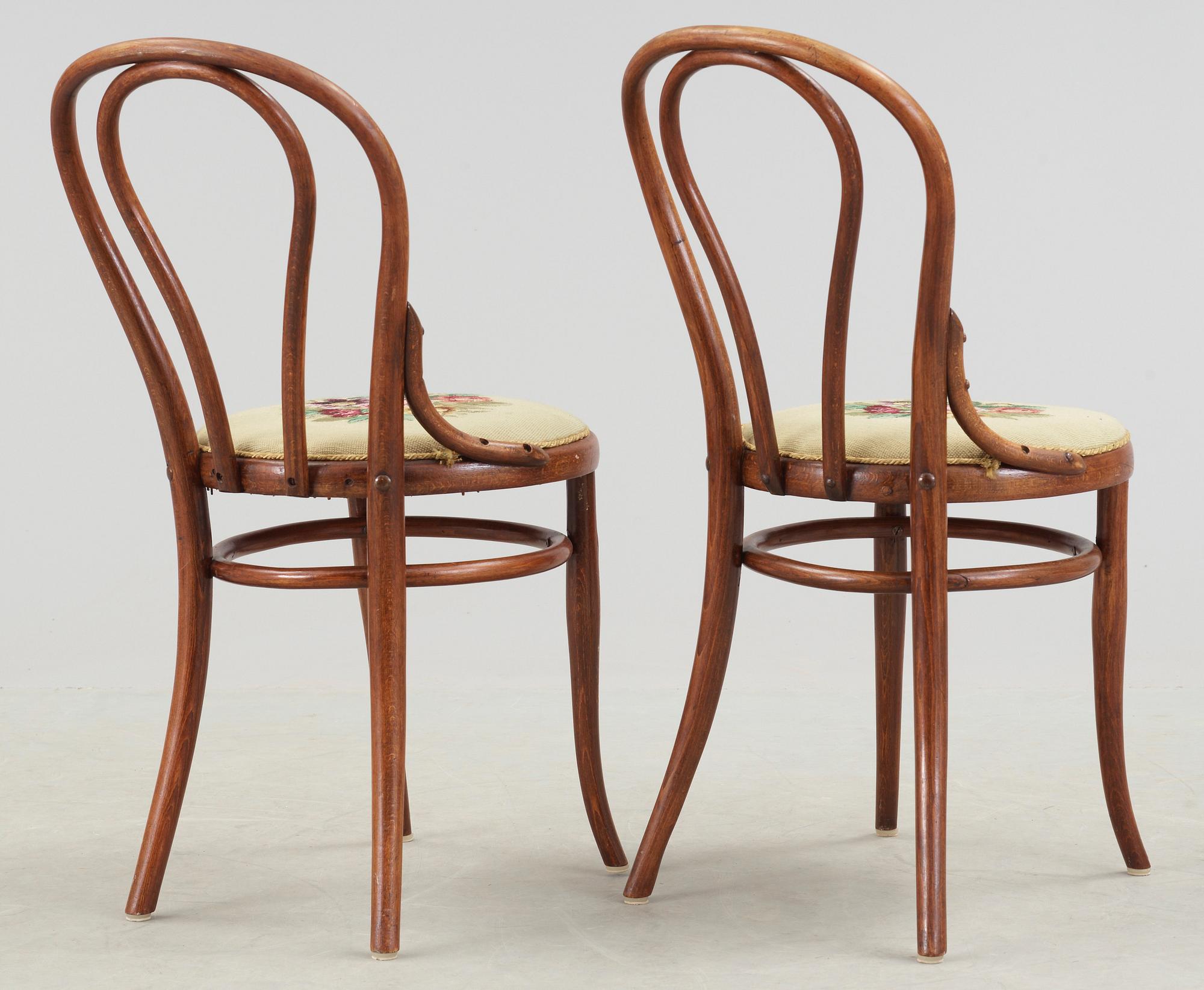 STOLAR, ett par, Thonet, etikettmärkta. omkring år 1900.