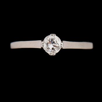 RING, 18 k vitguld med briljantslipad diamant 0.31 ct enligt gravyr.