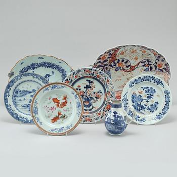 Two bowls, four plates and one jar in porcelain, China and Japan, 18th, 19th and early 20th century.