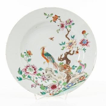 Tallrikar, tre stycken, porslin. Qingdynastin, 1700-tal.