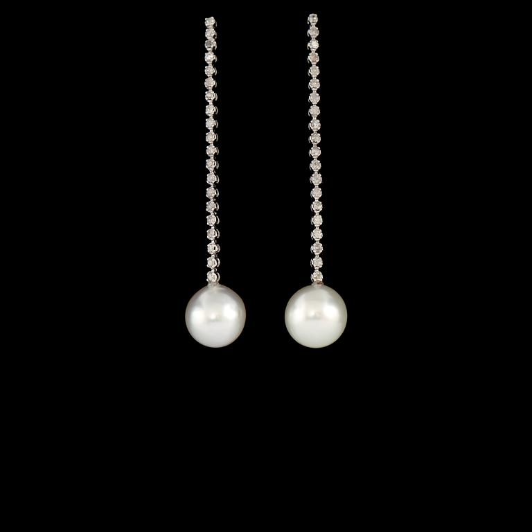 ÖRHÄNGEN, 18k guld med briljantslipade diamanter 0.61 ct samt South Sea pärlor. Vikt 6 g.