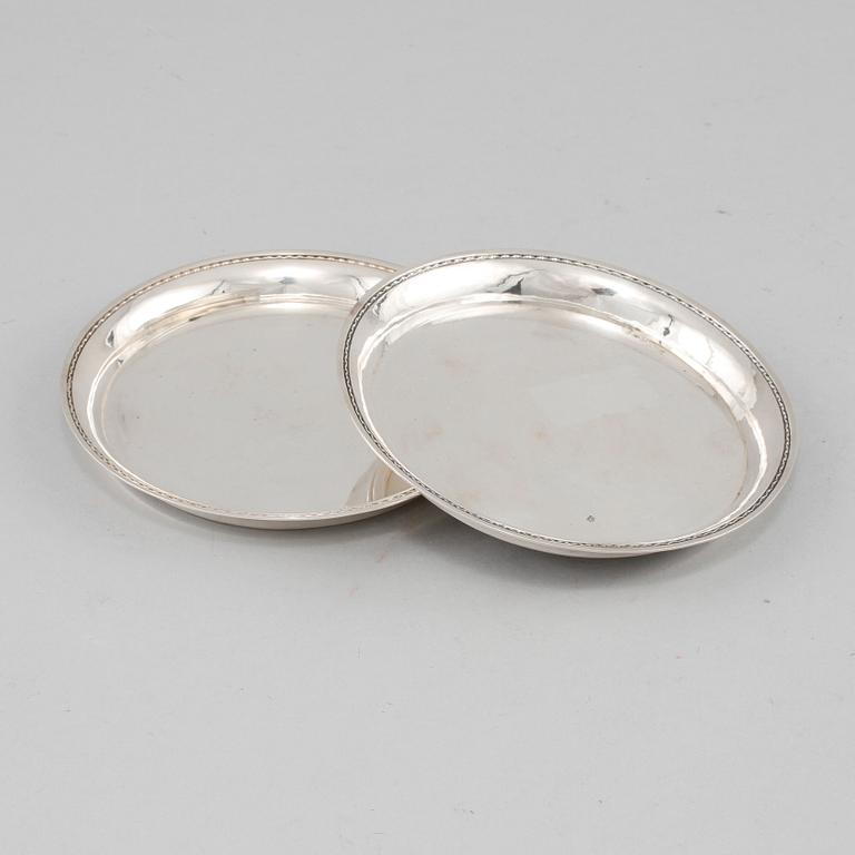 COASTERS, ett par, silver, Borgila, Stockholm, 1928. Vikt 320 g.