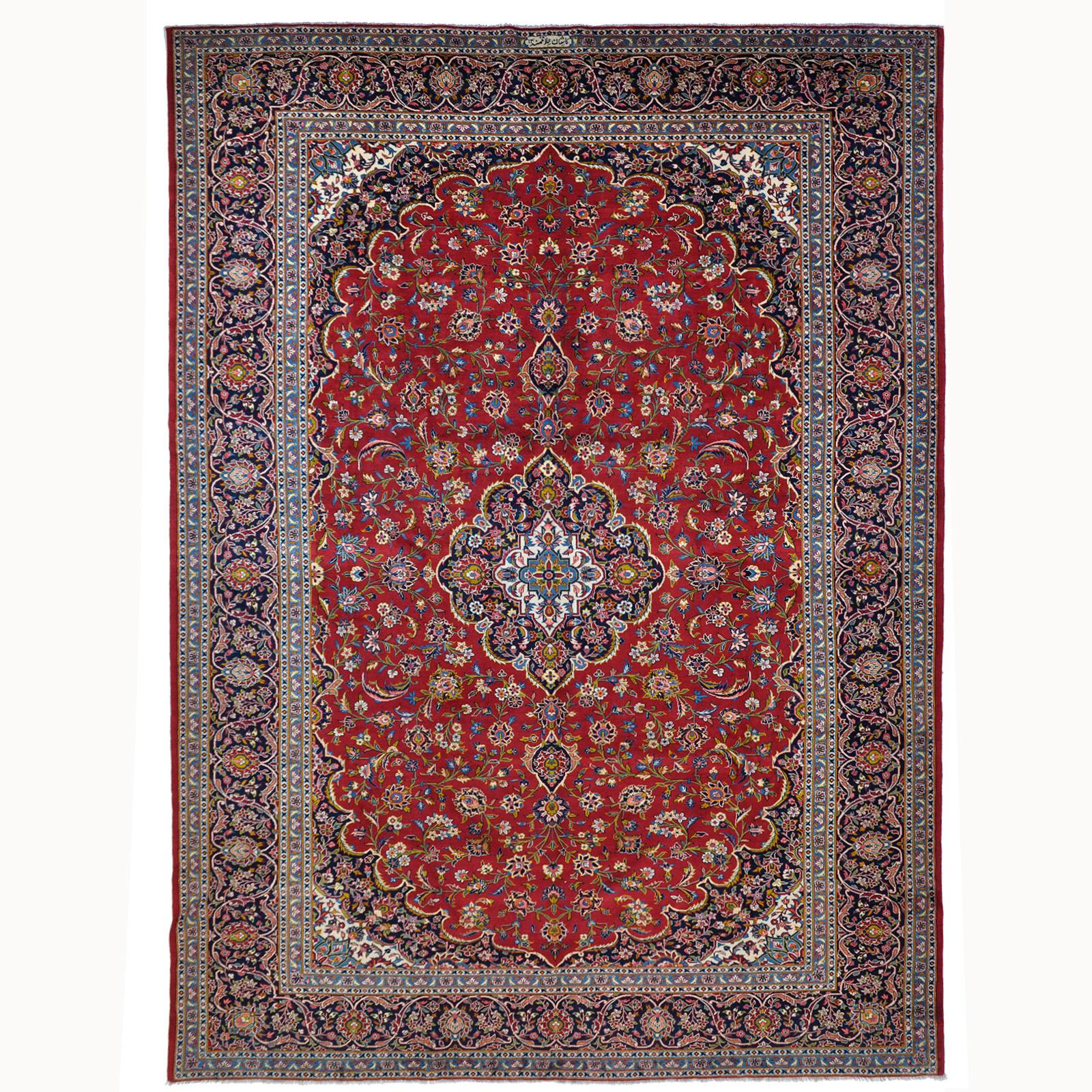 A signed Kashan carpet, ca 418 x 297 cm.