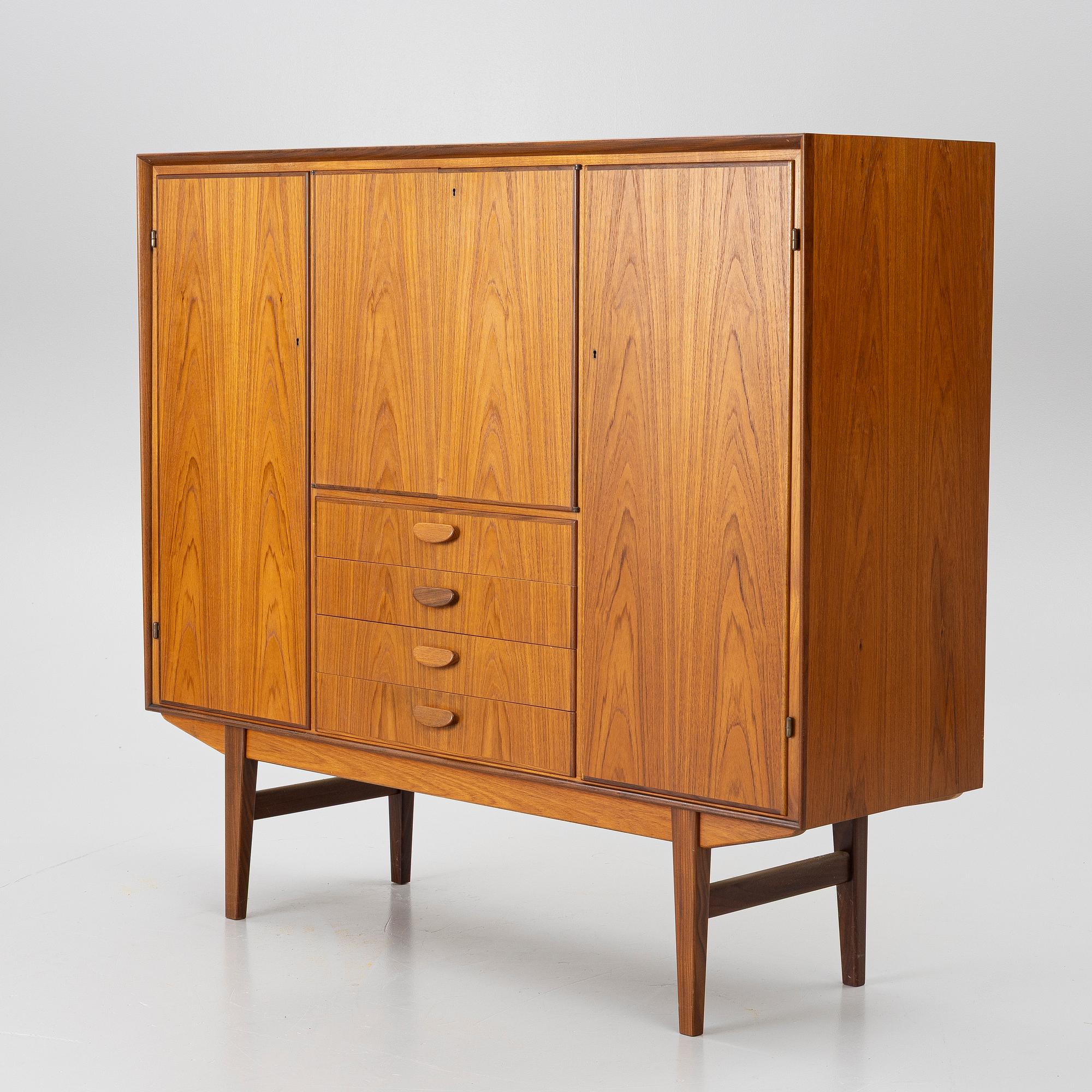 Sideboard, mid-20th century. Svenska Möbelfabrikerna (184).
