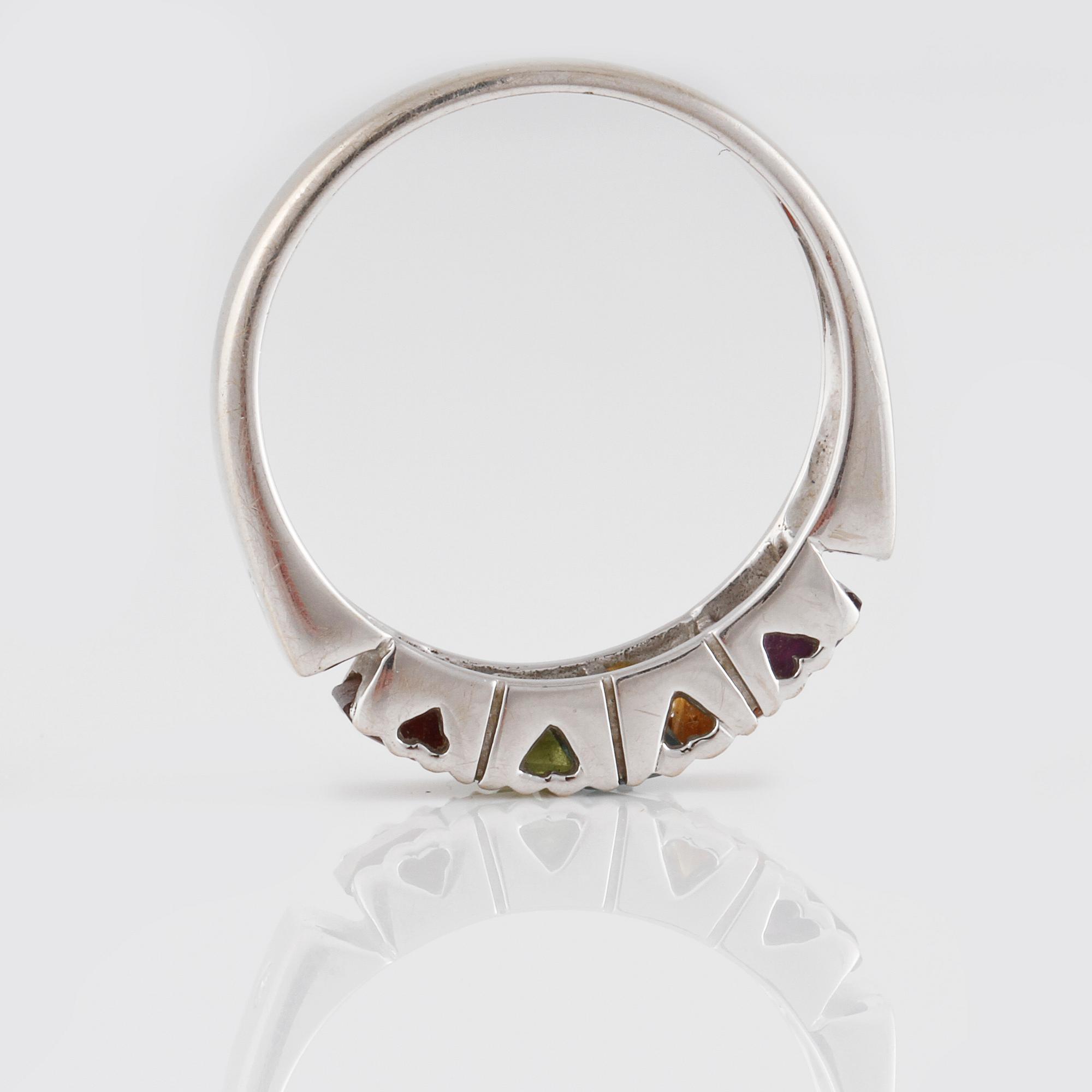 RING, 18K guld med med fem fasettslipade olikfärgade stenar samt 2 briljantslipade diamanter. Vikt 4,1 gram.