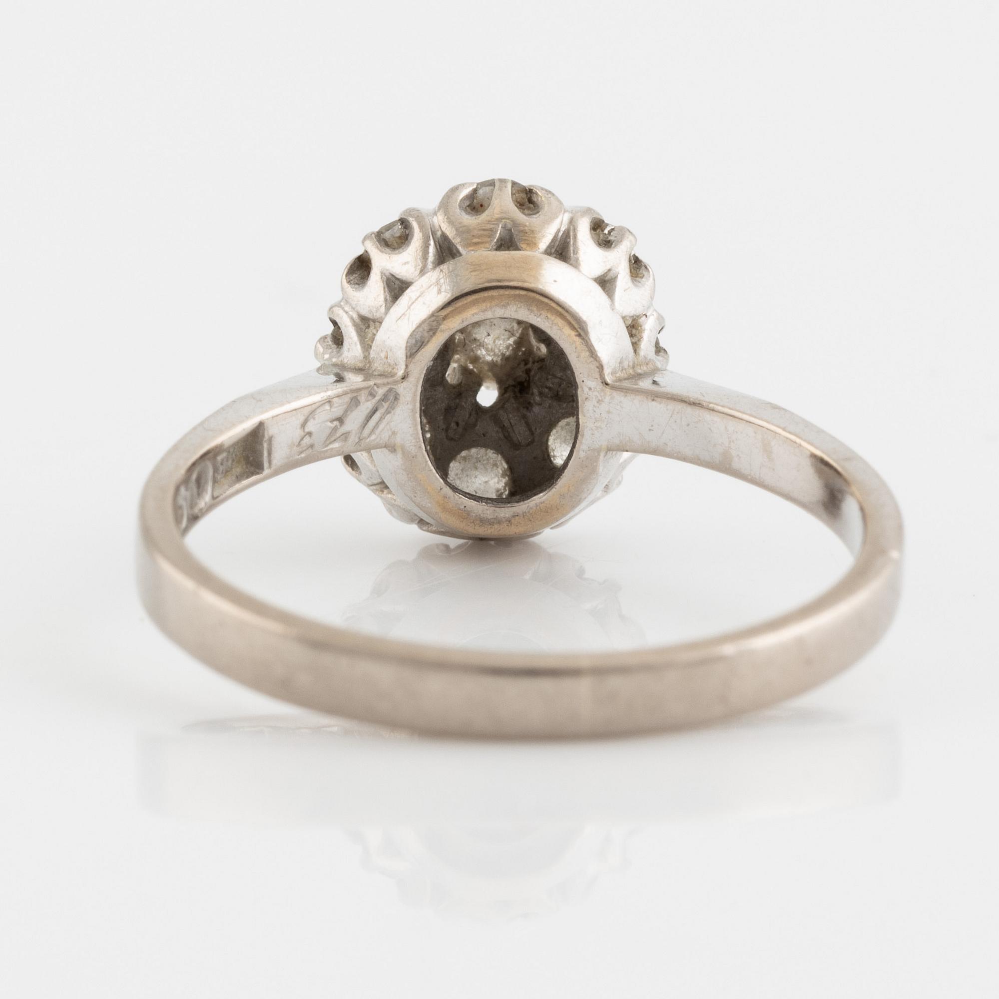 Ring carmosé med oval- och runda briljantslipade diamanter, Engelbert.