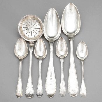 BESTICKDELAR, silver, 7 delar, bland annat en matsked av Hans Lyberg mästare i Borås (1806-1848). Vikt ca 189 g.