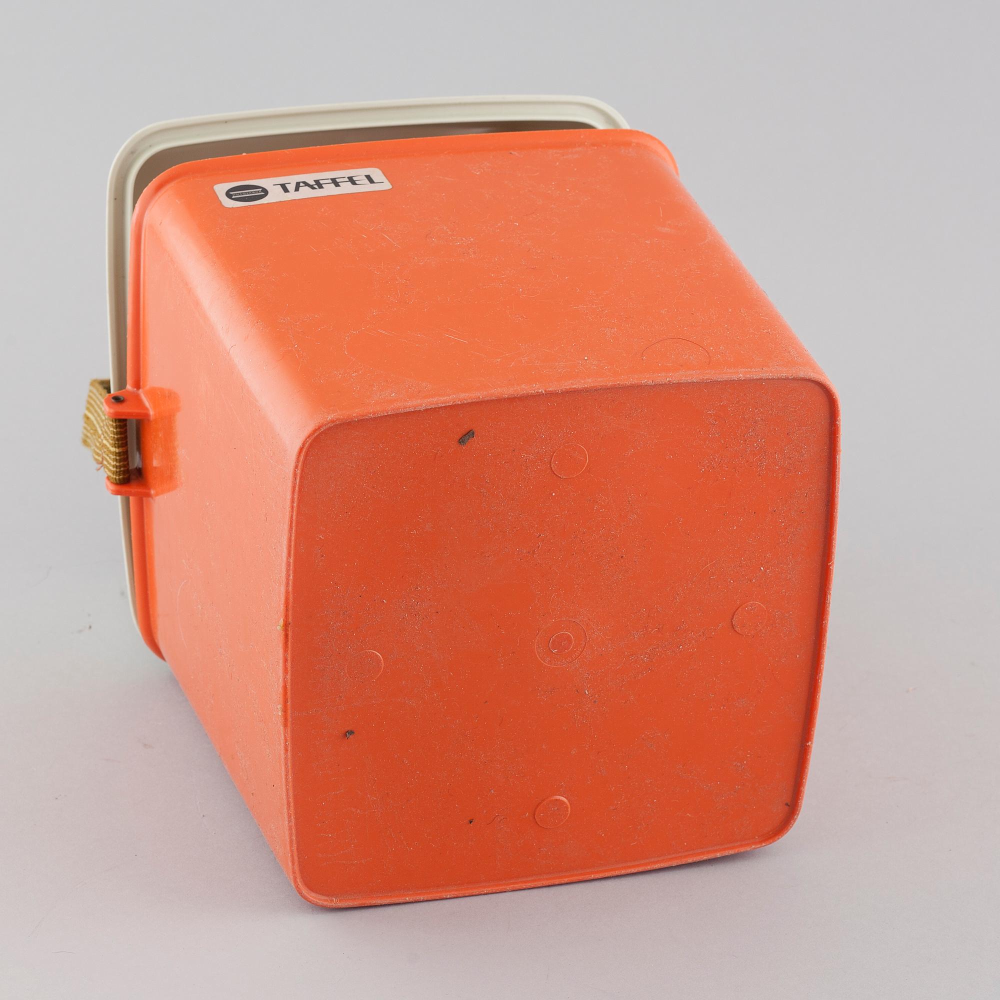 A "Taffel" plastic picnic set, designed by Sigvard Bernadotte and Acton Bjørn for Husqvarna Borstfabrik, 1960/70s.