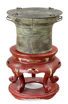 1708. A Shan frog drum with a central star and four frogs on the tympanon, Myanmar, Laos or North Thailand, 19th Century.