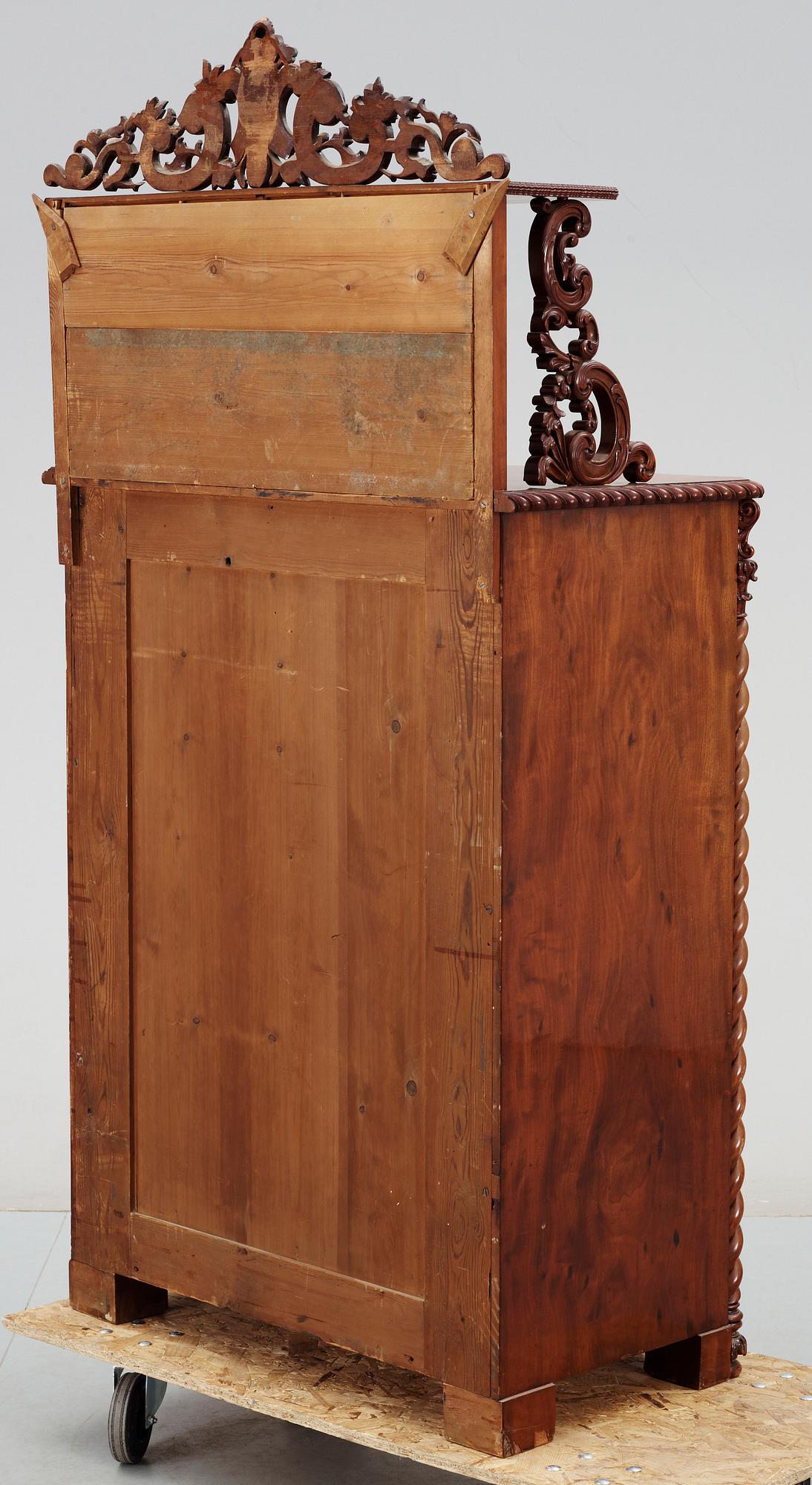 CHIFFONJÉ MED SPEGELUPPSATS, senempire/nyrokoko, omkr 1800-talets mitt.