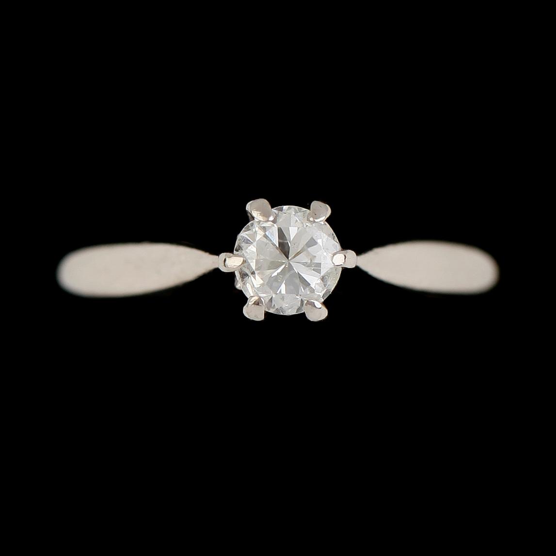 RING, 14K vitguld, briljantslipad diamant ca 0.34 ct. Vikt ca 2 g.