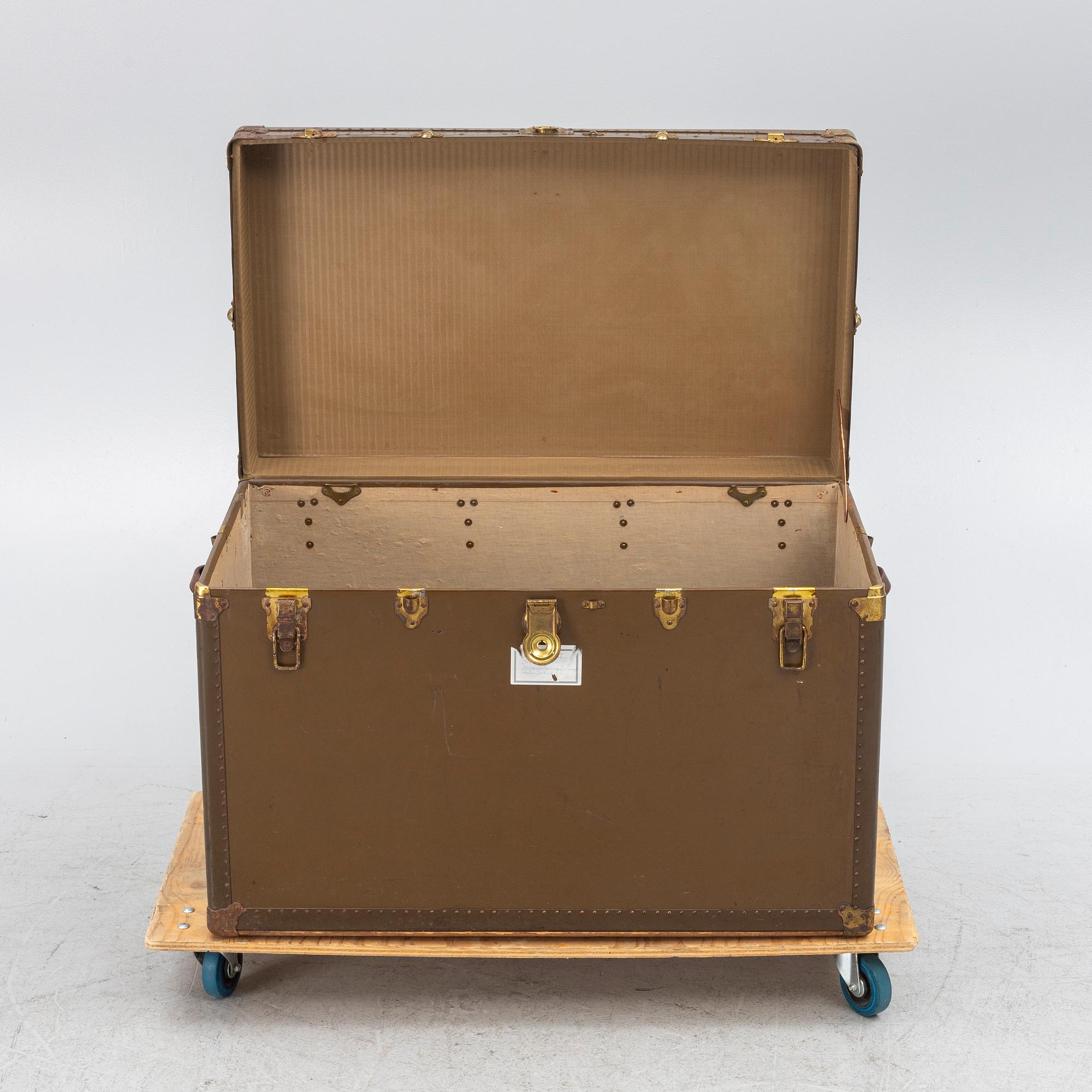 A suitcase, The Oshkosh Trunk, Company, Wisconsin, USA, early 20th Century.