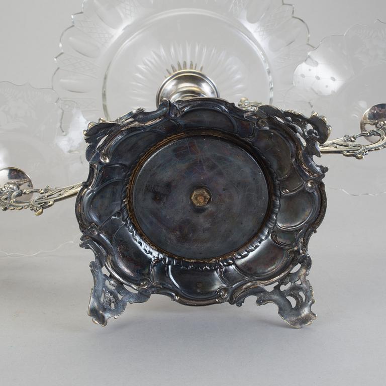 BORDSUPPSATS, nysilver och glas, nyrokoko med inslag av jugend. Omkring 1900.