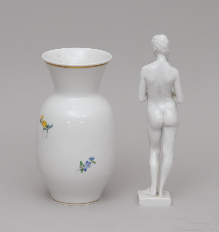 VAS samt FIGURIN, porslin. Meissen.