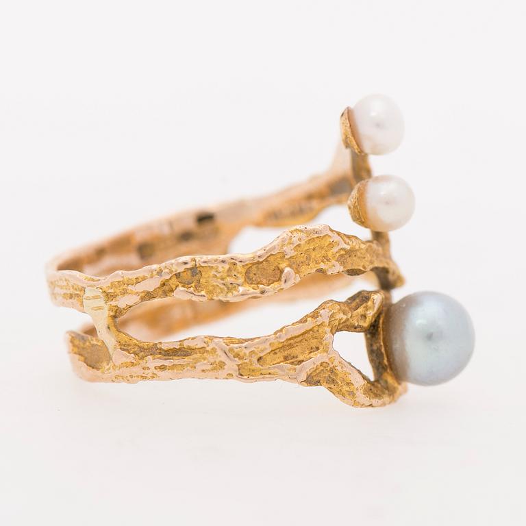 A RING, "Octobus", cultured pearls, 14K gold.  Lapponia 1973.