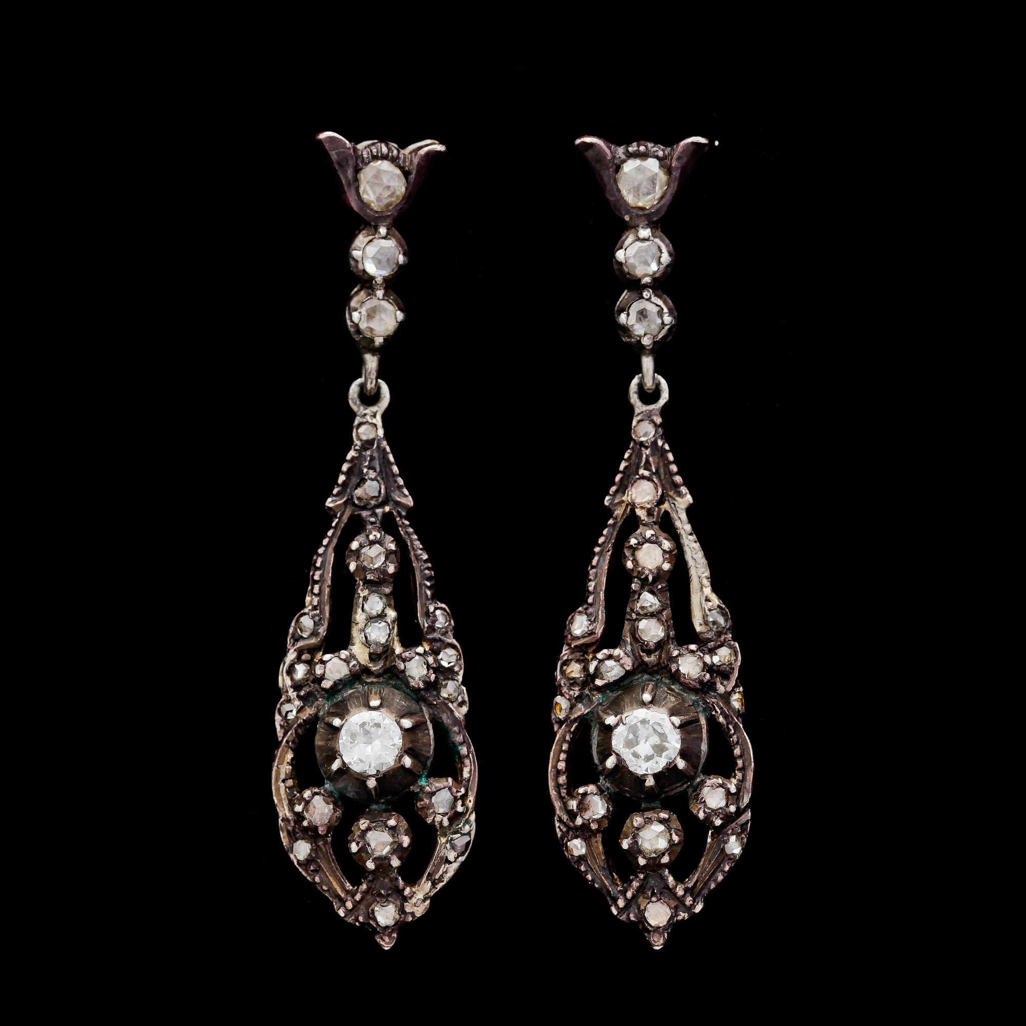 ÖRHÄNGEN, guld/silver med briljant- och rosenslipade diamanter, tot. ca 0.80 ct.