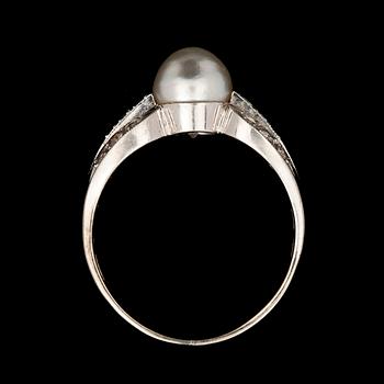RING, 18k vitguld, med odlad pärla samt diamanter. Stockholm, 1959. Vikt 4,3 g.