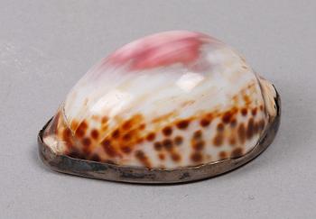 SNUSDOSA, silver och snäcka, Johan Petter Tullgren, Kristinehamn, 1857.