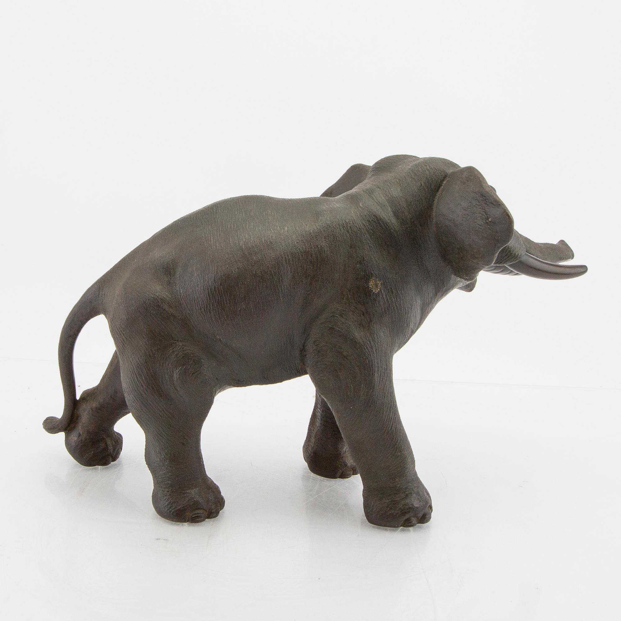A Japanese bronze sculpture around 1900.