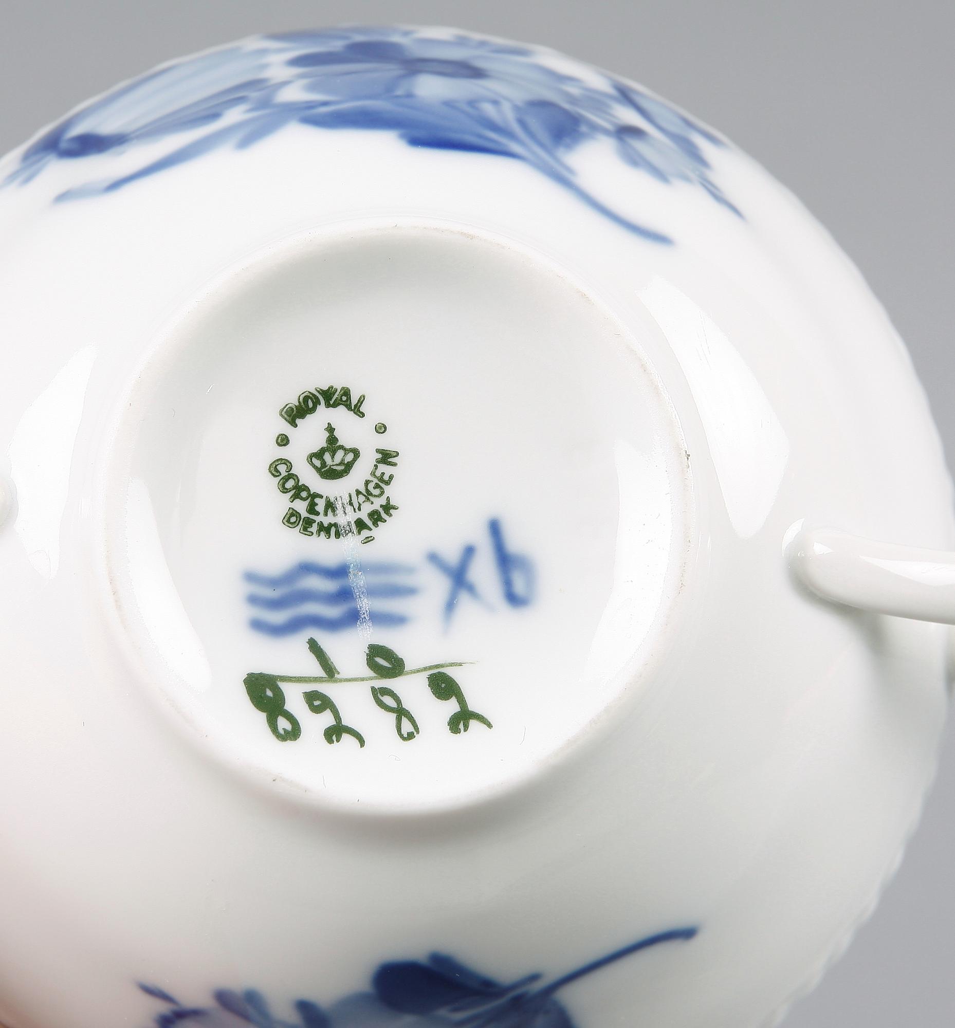MAT- OCH KAFFE- SAMT TESERVISDELAR, 119 delar, porslin, "Blå blomst", Royal Copenhagen.