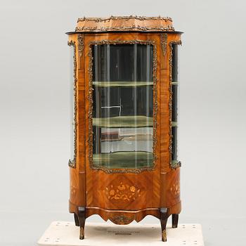 VITRINSKÅP, Louis XVI-stil, 1900-talets första hälft.