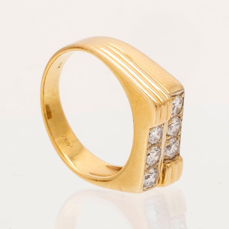 An 18K gold ring set with round brilliant cut diamonds.