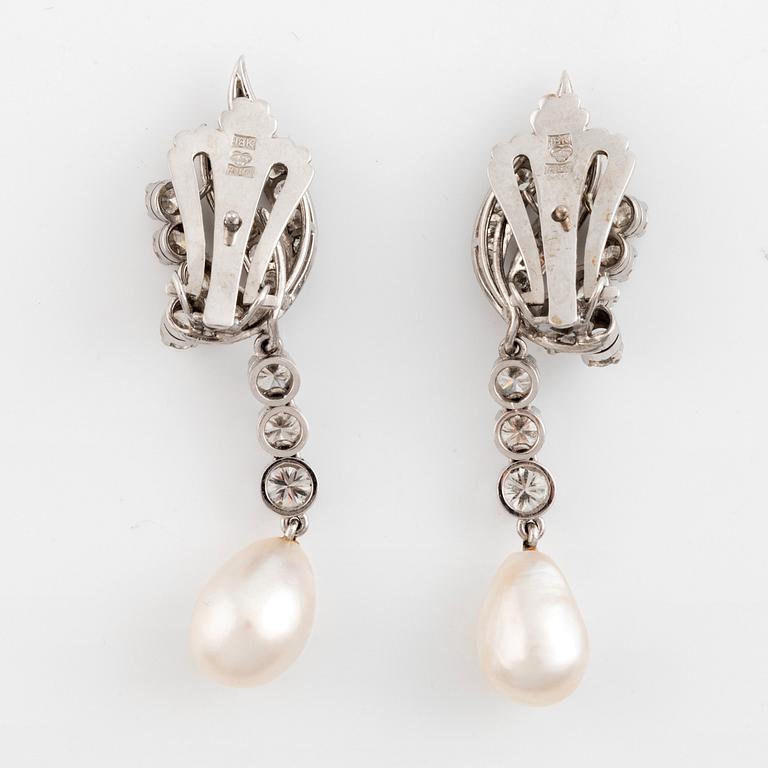A pair of 18K white gold earrings with cultured pearls.