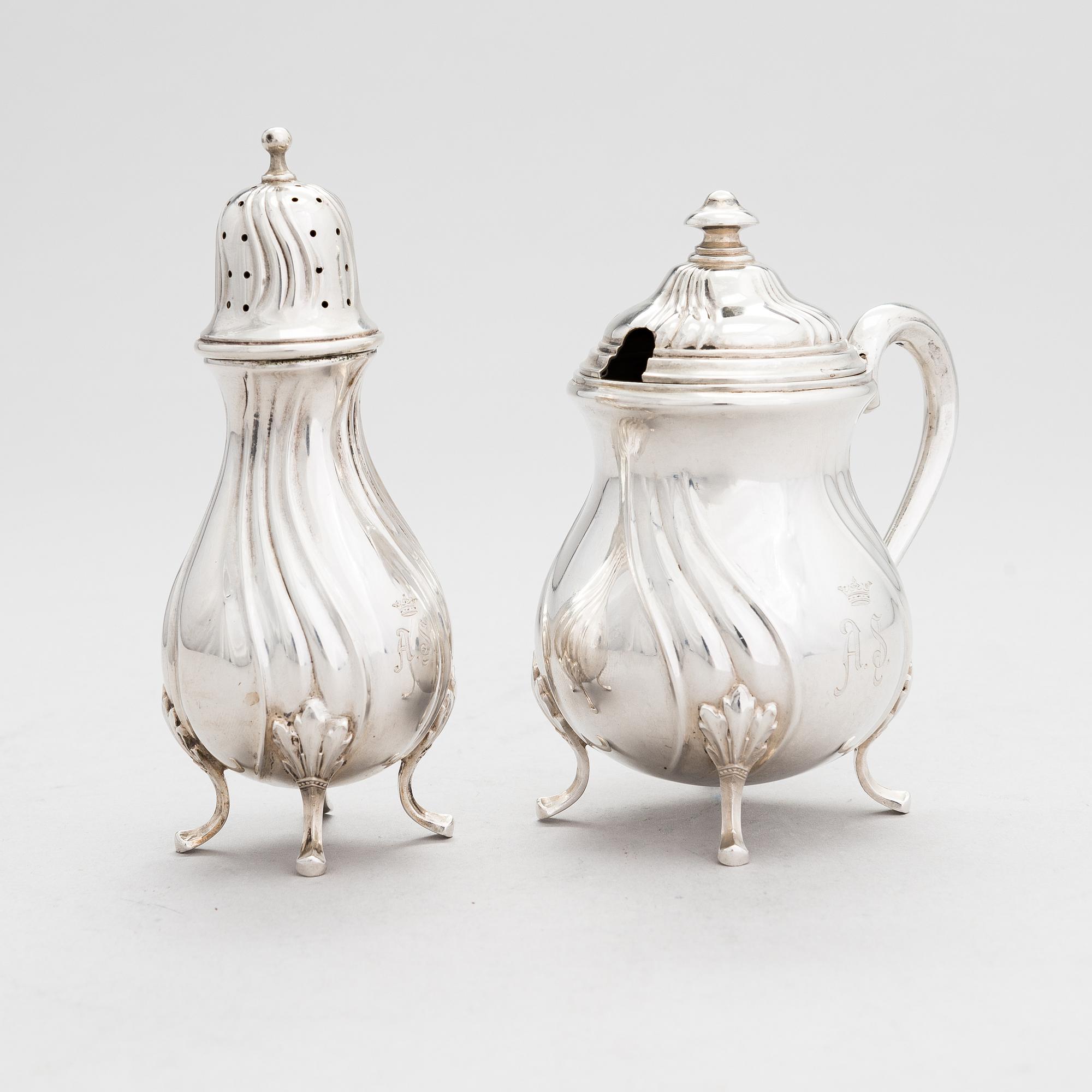 Ströare och senapsburk, silver, kontrollstämplad A. Tillander, Helsingfors 1926.