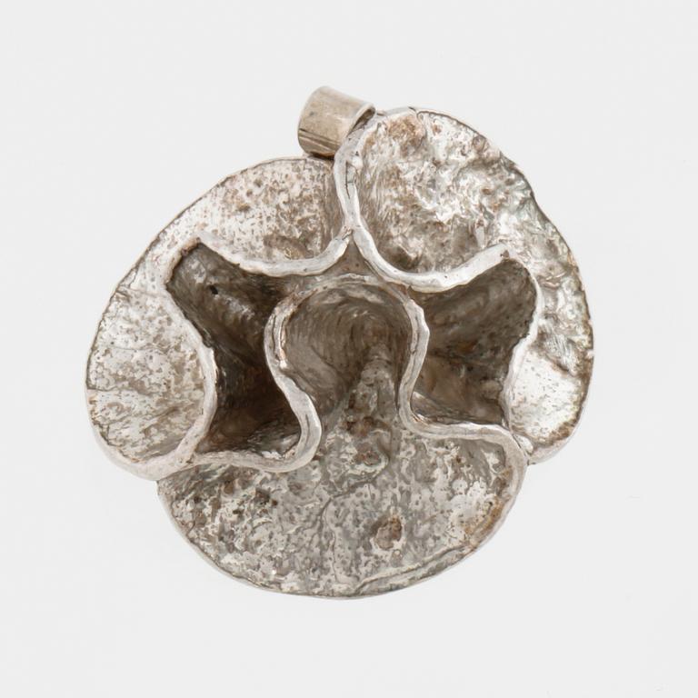 A pendant and a pair of earrings by Theresia Hvorslev, Mema, 1976.