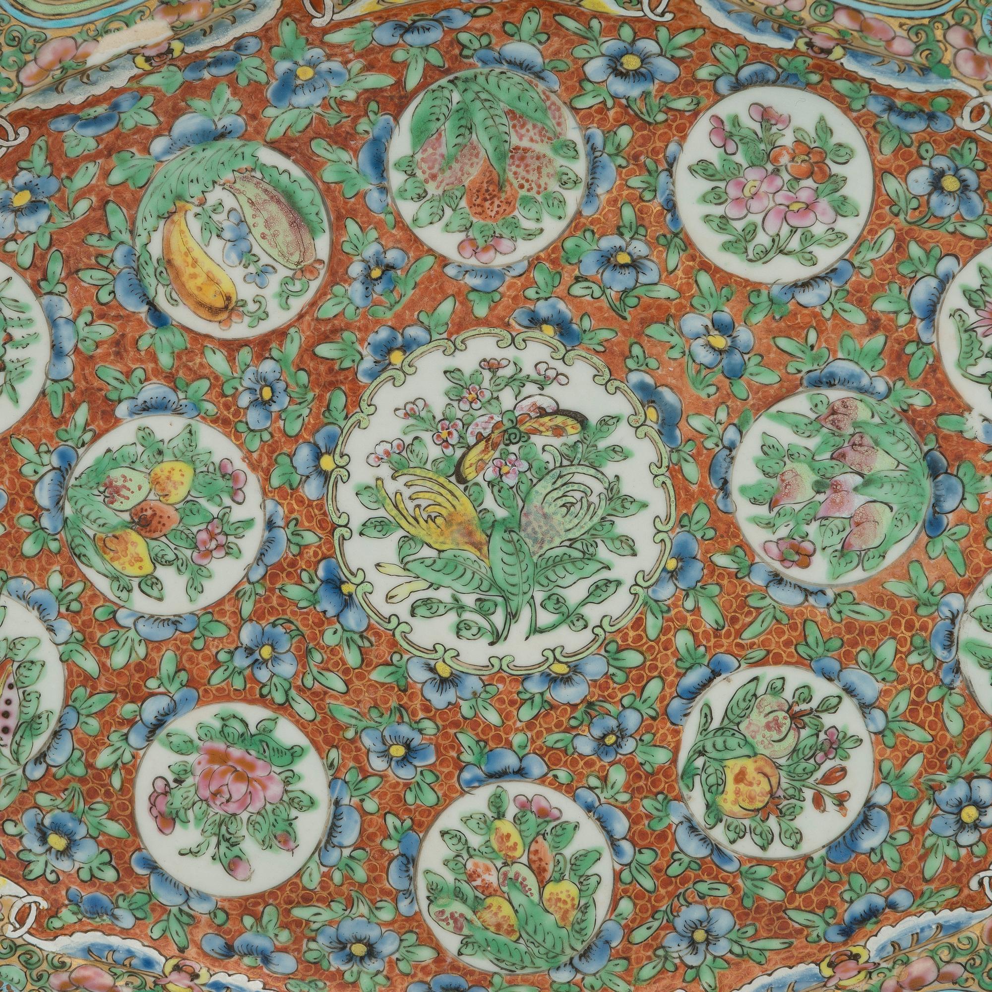 koristelautasia 4 kpl ja tarjoiluvati, Kiina, 1800-luku.