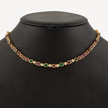 Andrew Grima, collier 18K guld med runda briljantslipade diamanter samt rubiner och smaragder.