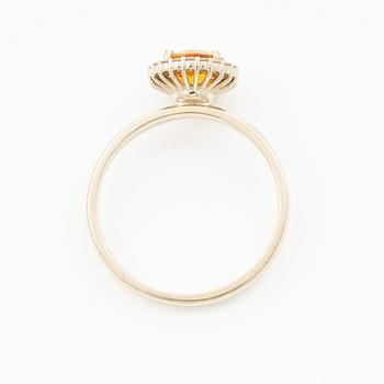 Ring 14K gold with citrine and brilliant-cut diamonds.