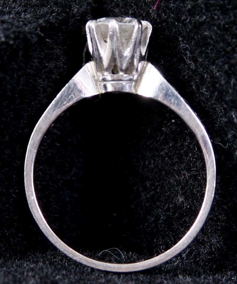 RING, vitguld samt totalt 9 briljantslipade diamanter. Enl inskrip 0.92 ct.