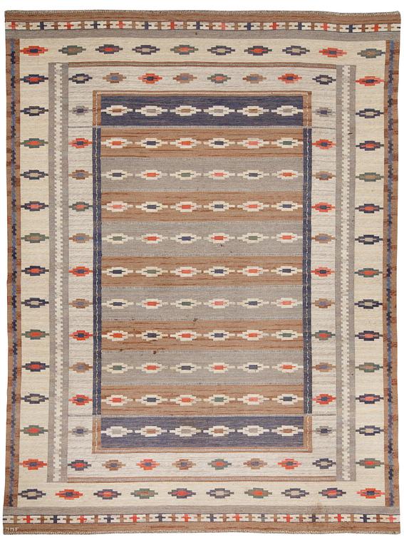 CARPET. "Ljusa mattan". Flat weave (rölakan). 407 x 308 cm. Signed MMF.