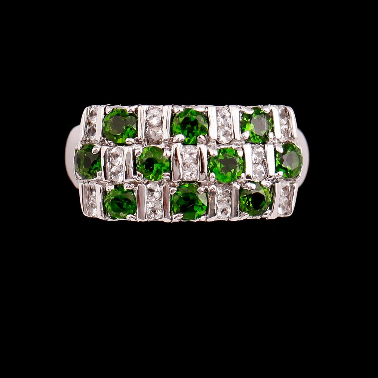 RING, sterlingsilver, vita topaser tot ca 0.33 ct, gröna stenar.