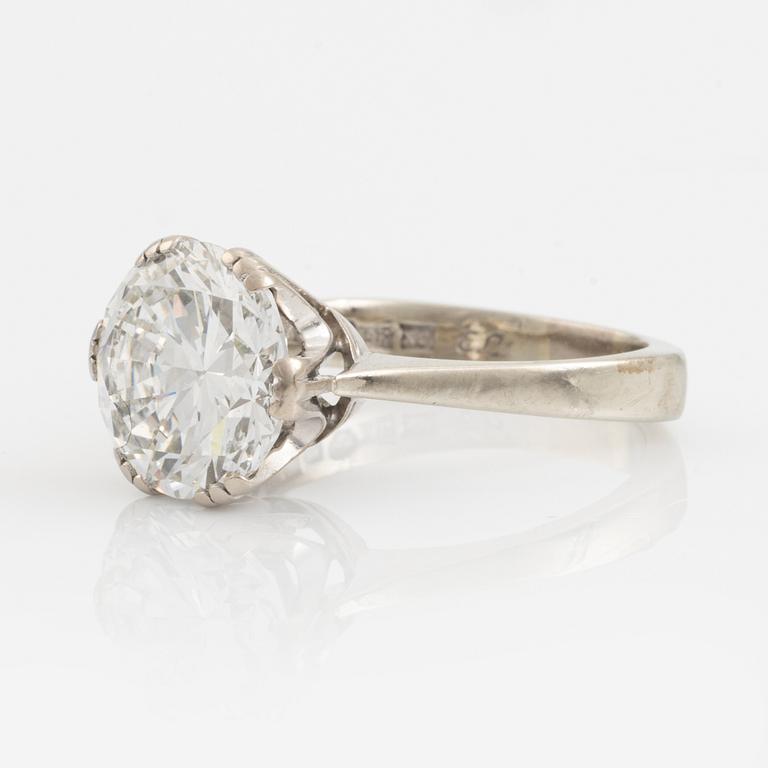 An 18K white gold ring set with a round brilliant-cut diamond.