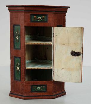 HÖRNSKÅP, allmoge, 1700-tal.