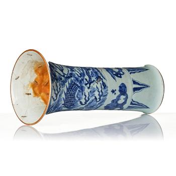 A blue and white 'four clawed dragon' vase, 17th century.